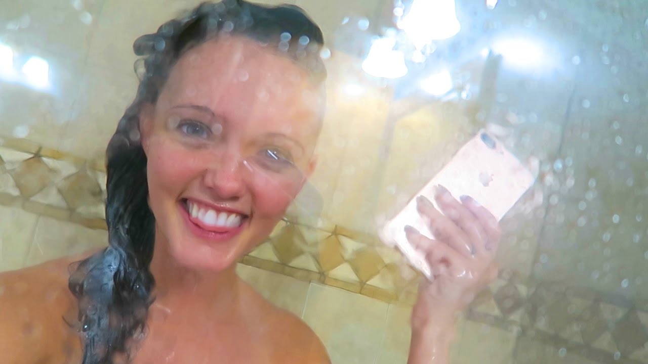 RomanAtwood's tweet card. SHE GOT BUSTED!!