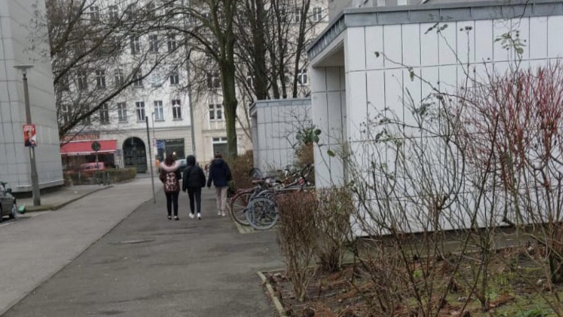 staatsversagen's tweet card. Fast zweieinhalb Jahre nach dem gewaltsamen Tod eines Rentners in Friedrichshain hat die italienische Polizei eine weitere Verdächtige gefasst!