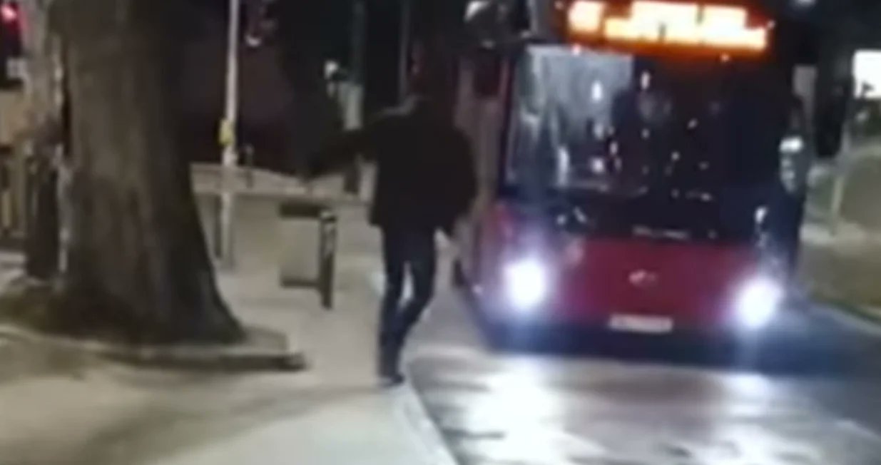 Oslobodjenjeba's tweet card. Na svu sreću sve se odigralo na samom stajalištu, pa je vozač uspio da zakoči na vrijeme budući da se već sporije kretao