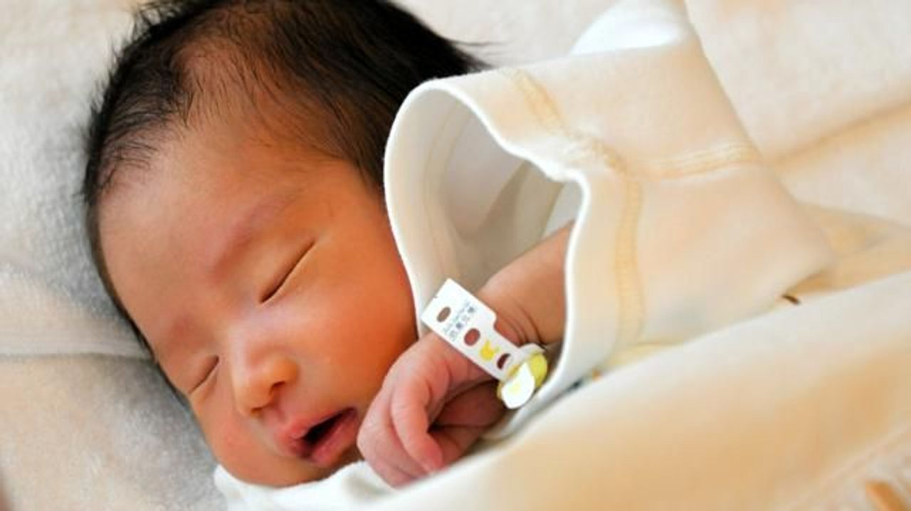 YahooNewsTopics's tweet card. 厚生労働省は出産にかかる標準的な費用の無償化に向け、現在は医療機関ごとに異なる分娩（ぶんべん）費を、全国一律で基本単価を決める方向で調整に入った。基本単価分は社会保険料から支出して自己負担は求めず、