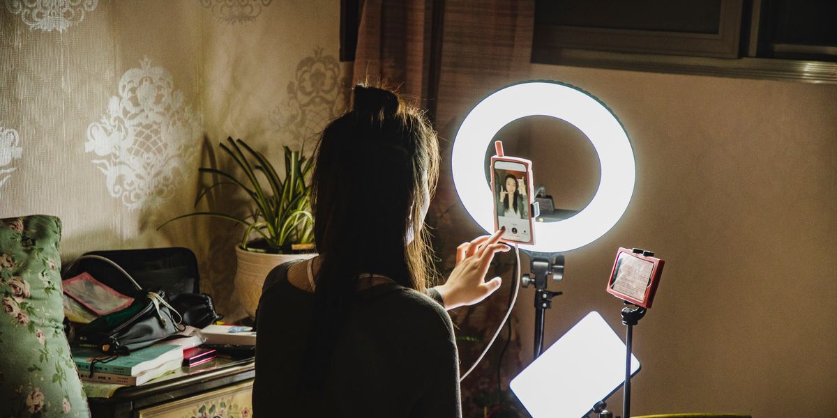 SPIEGEL_Netz's tweet card. Einnahmen von zehntausend Euro im Monat, aber nicht einmal eine Steuernummer: Fahnder in Nordrhein-Westfalen gehen gegen Influencer vor, die »mit hoher krimineller Energie« ihr Geld am Staat vorbei...