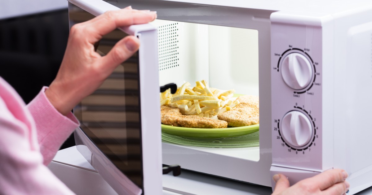 HuNoizz's tweet card. A mikrohullámú sütő évtizedek óta a modern konyhák alapdarabja, mégis újra és újra felmerül a kérdés: vajon tönkreteszi-e az ételek tápanyagtartalmát. A tudományos kutatások azonban jóval árnyaltabb...