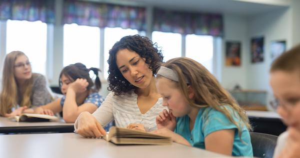 CoderreT's tweet card. Researchers analyze how state policies requiring science-based reading instruction influence elementary school teachers' teaching practices. Findings show that professional learning and preservice...