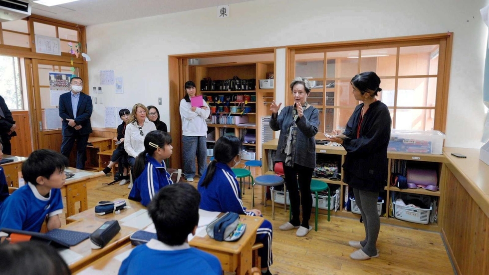 toban_kobenp's tweet card. 　加古川市の園芸・防犯用品メーカー「ムサシ」は、運営する複合施設「ＯＮ　ＴＨＥ　ＨＩＬＬ（オンザヒル）」（同市加古川町大野、日岡山公園内）での映画上映会を始める。第１回は４、６日、「オーガニックの母」と呼ばれる料理家アリス・ウォータースさんのドキュメンタリー「食べることは生きること　～アリス・ウォータースのおいしい革命～」を上映する。