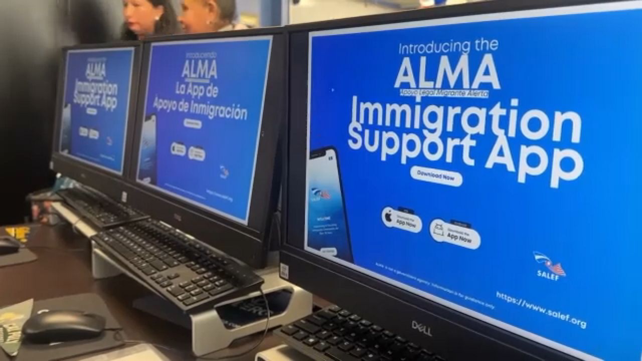 SpecNoticiasNYC's tweet card. Ofrece desde información de sus derechos si es detenido por inmigración, planificación familiar y recursos legales.