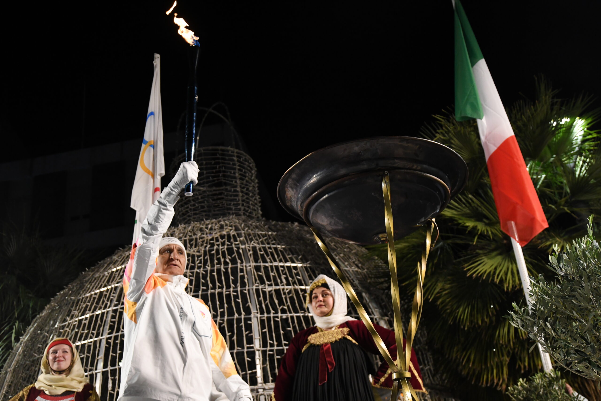 HellenicOlympic's tweet card. Η έβδομη ημέρα της Ολυμπιακής Λαμπαδηδρομίας για τους Χειμερινούς Αγώνες Milano Cortina 2026 ξεκίνησε από τη Θεσσαλονίκη, όπου η έξι φορές Olympian Ευαγγελία Ψάρρα άναψε τη δάδα στις εμβληματικές...