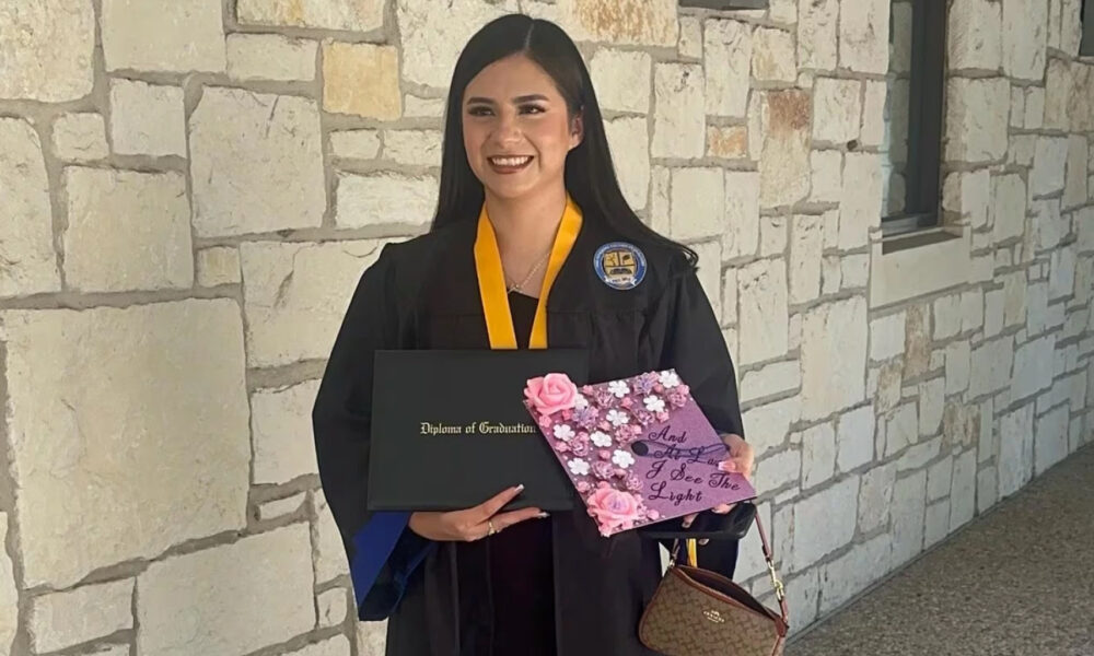 AustinLatinoTV's tweet card. Any López Belloza, estudiante abordó un vuelo hacia Austin la semana previa al feriado con la intención de visitar a su familia