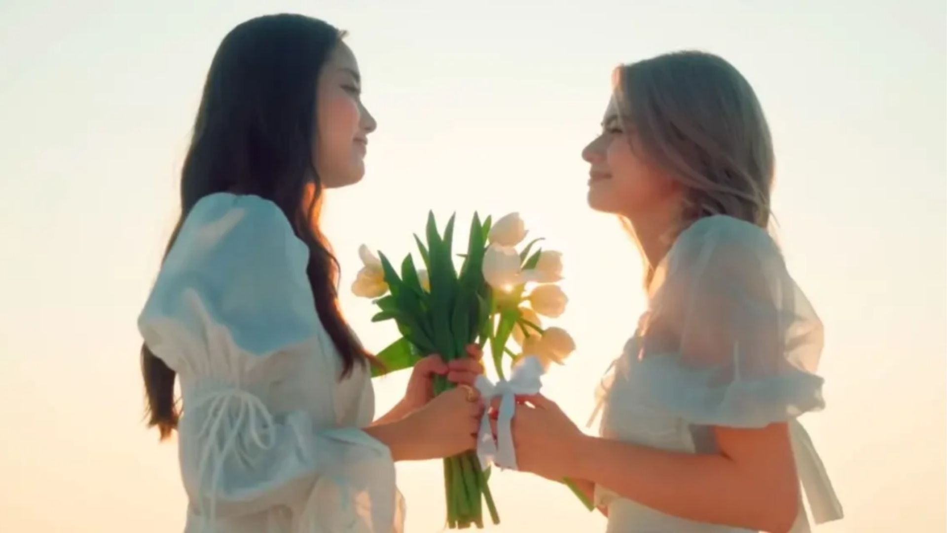 AztecaSiete's tweet card. FreenBecky, la popular pareja de actrices tailandesas de series GL, estaría planeando una visita a México. Te contamos qué se sabe de esta posible gira.