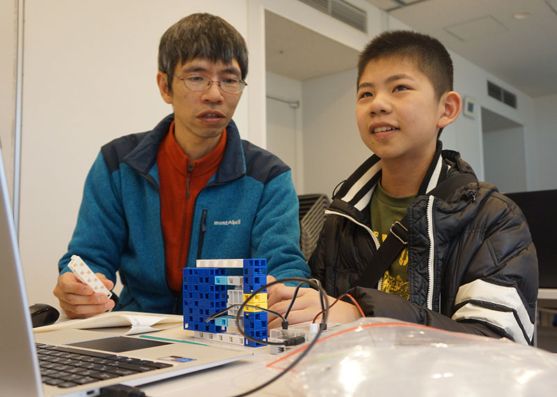 CoderDojoKTKM's tweet card. 　北上市の子育て支援団体・きたかみ子育てネット（髙橋夏江代表）が主催する「パパと一緒にプログラミング」をテーマにした講座が２８日、市文化交流センターさくらホールで開かれ、市内８組の親子がプログラミング