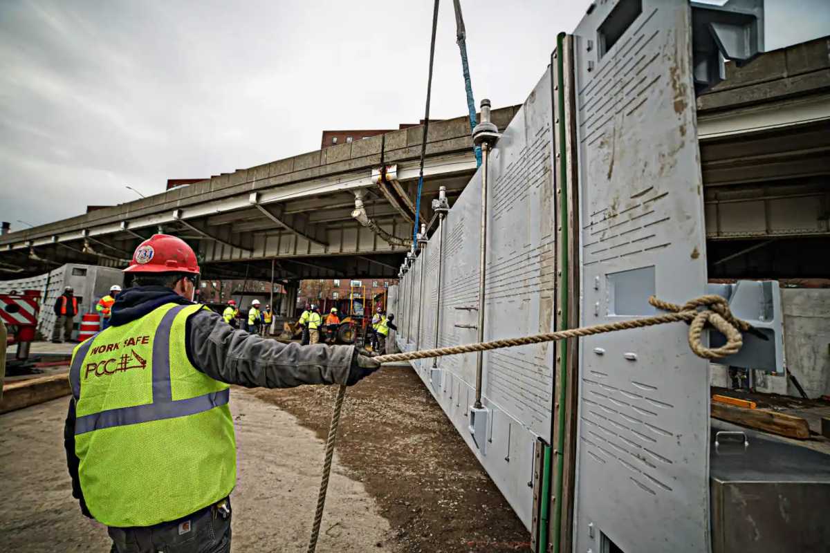 NoticiaNewYork's tweet card. La industria de la construcción de Nueva York, que cuenta con una fuerza laboral extranjera significativa, enfrenta posibles retrasos en plazos, aumentos de costos y efectos negativos en la economía...