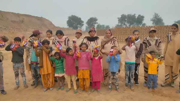 Sachkahoon's tweet card. सरसा: डेरा श्रद्धालुओं ने 200 बच्चों को बांटे खिलौने व खाने का सामान - latest news in hindi more update sachkahoon.com