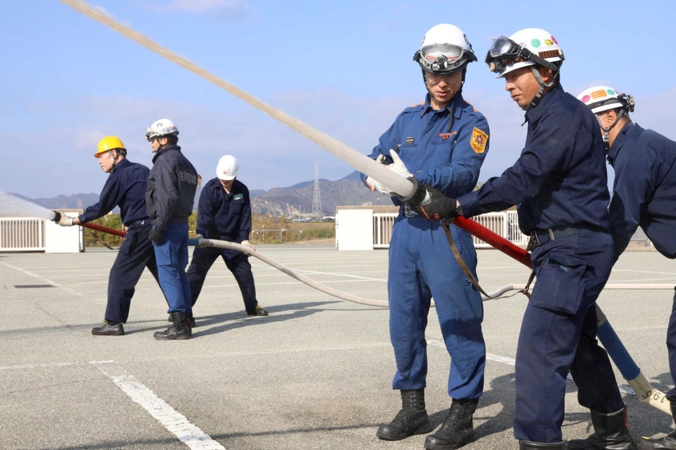 toban_kobenp's tweet card. 　石油コンビナートで発生する火災を想定した防災訓練が１１月２６日、加古川市加古川町友沢の市防災センターで開かれた。同市と播磨町で危険物を扱う６事業所から１３人が参加。事故が起きた際の情報共有や消火手順を消防士と確認した。