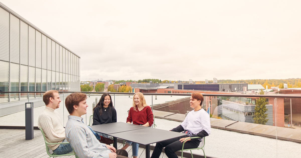 AaltoUniversity's tweet card. Valtakunnallinen uraseurantakysely käynnistyy 3. lokakuuta. Kysely lähetetään vuonna 2017 maisteriksi ja vuonna 2019 tohtoriksi valmistuneille.