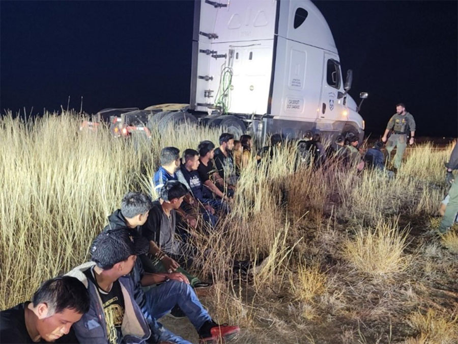 ProcesoDigital's tweet card. Al menos 23 inmigrantes que viajaban escondidos en la cabina de descanso de un camión fueron hallados cerca a la frontera de Texas con México, después que el vehículo llamara la atención de las...