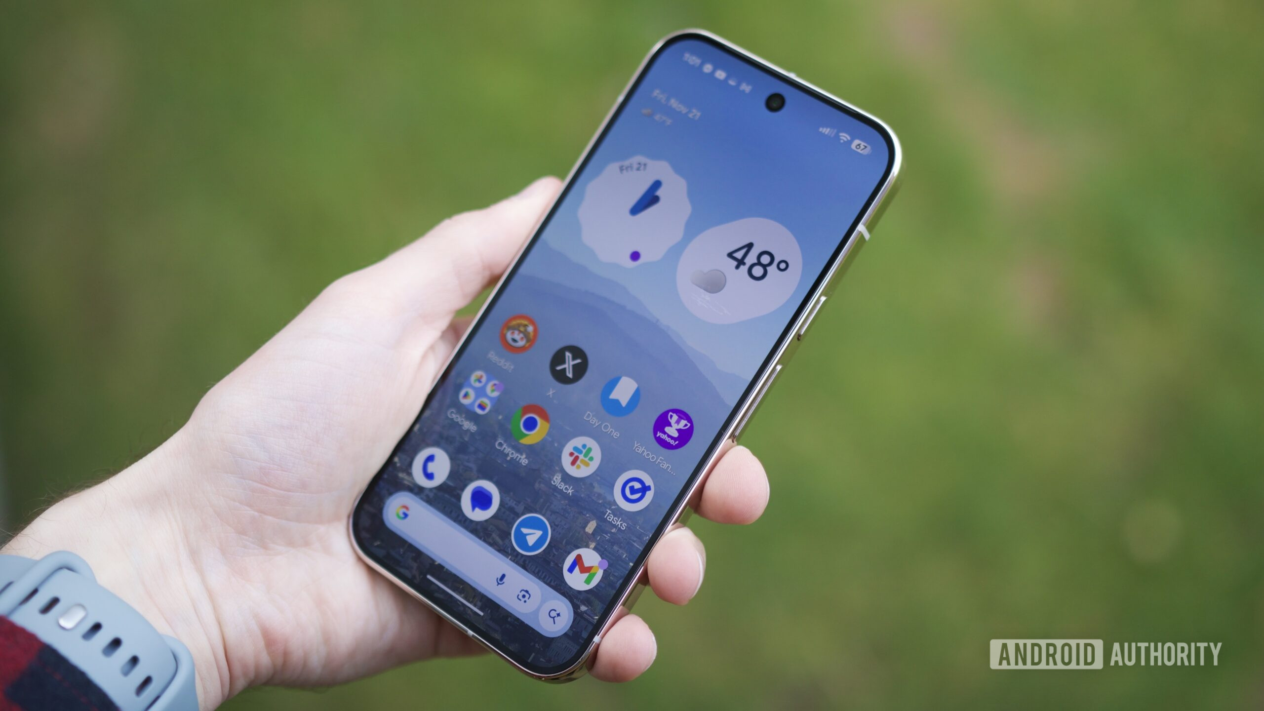 AndroidAuth's tweet card. Pixel 10's screen turns unresponsive when the phone hasn't been used for a while.