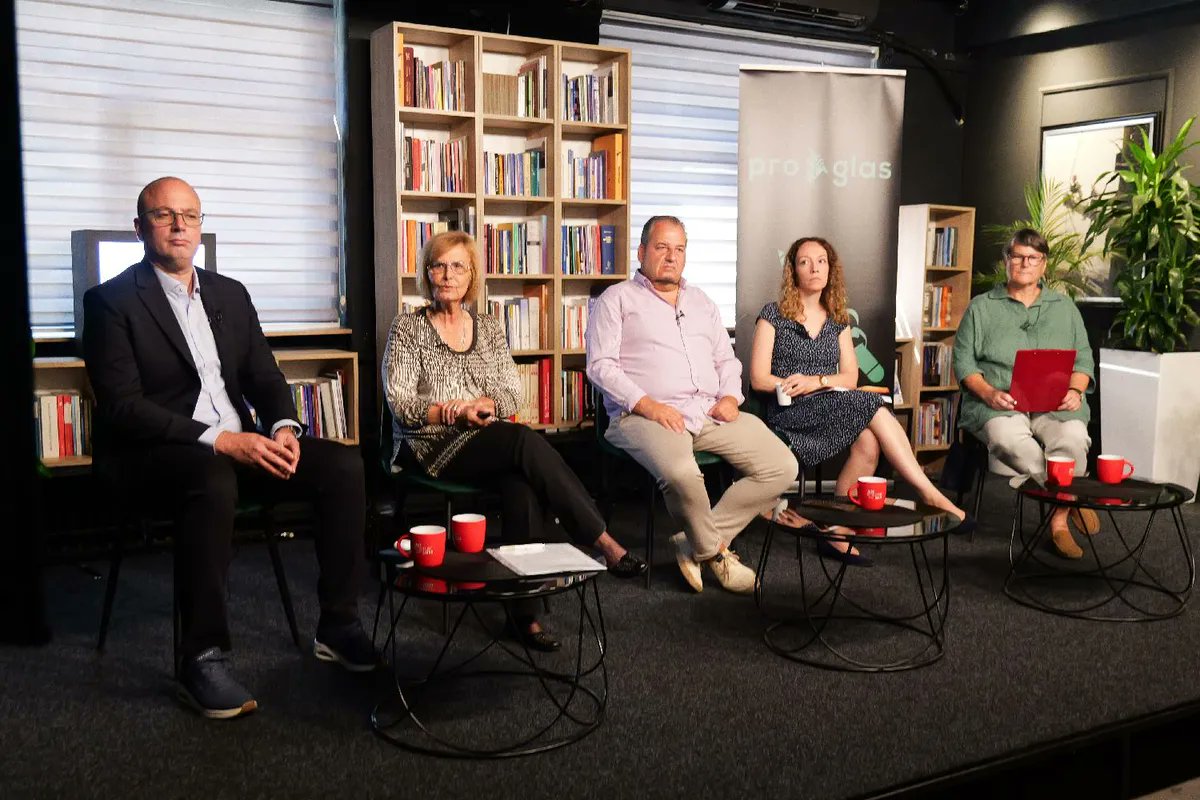 pro_glas_rs's tweet card. Državljanima Srbije koji žive u dijaspori u velikoj meri je ugroženo izborno pravo i nisu dovoljno informisani o načinu registracije, rečeno je na tribini inici