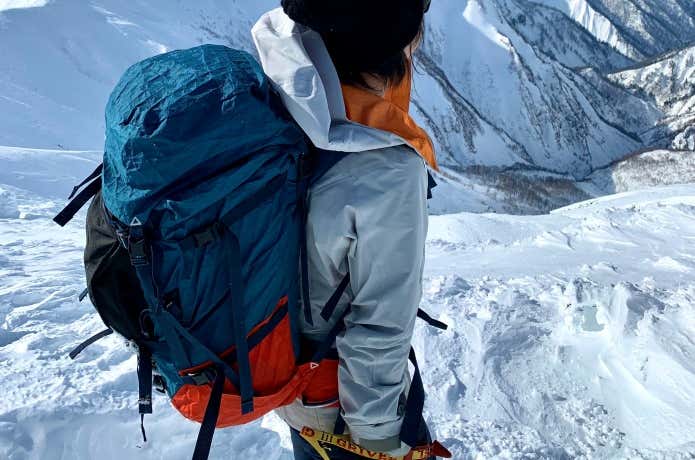 yama_hack's tweet card. 雪山登山に適したザックの選び方を紹介します。アイゼン・ピッケルや防寒ウェア・登山靴などと比べて比較する基準がわかりにくいザックですが、実はきちんとポイントをおさえたセレクトをすることで、雪山登山の頼もしいパートナーとなってくれますよ。