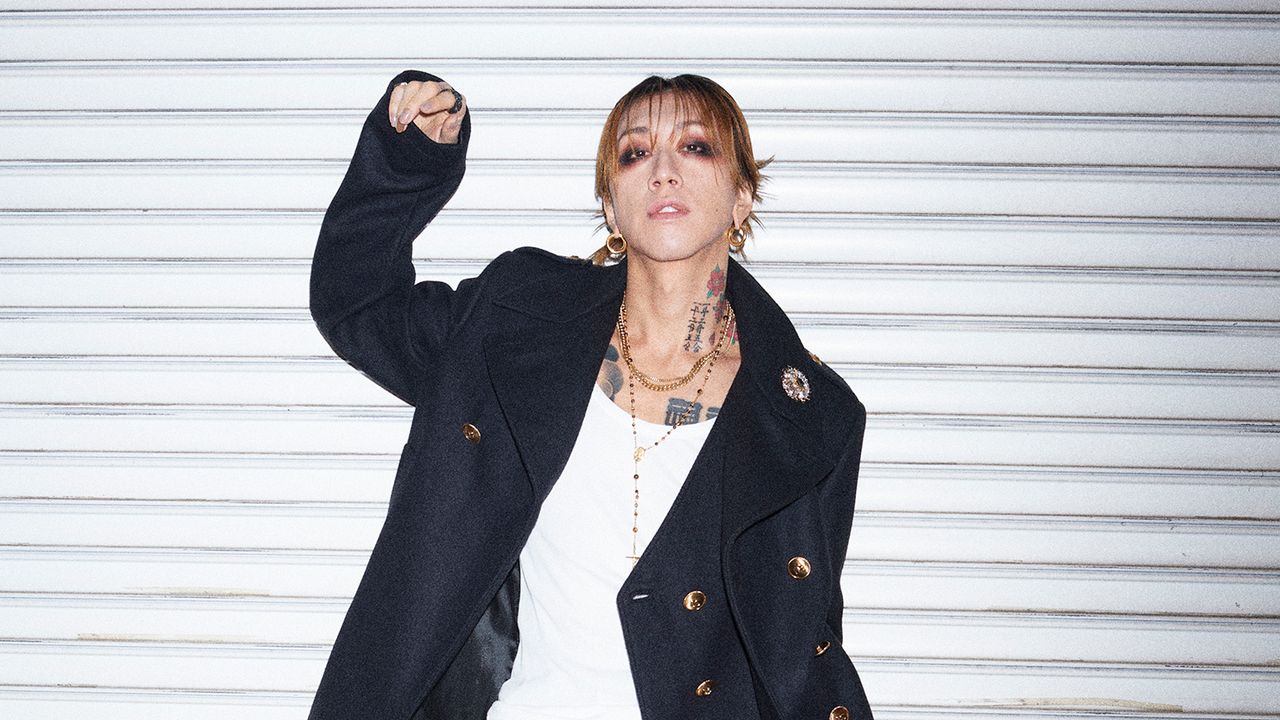 super_beaver's tweet card. 結成20周年という大きな節目を迎えたSUPER BEAVER。彼らがアニバーサリーイヤーに提示したのは、派手なファンファーレではなく、バンドの骨格を露わにする初のアコースティック・フルアルバム『Acoustic Album 1』だった。静寂と熱狂、感覚と理論、そして「自分」と「他人」。ボーカル・渋谷龍太の言葉から、バンドが手にした“真の誠実さ”と、現代におけるジェントルマンの在り方を紐解く。