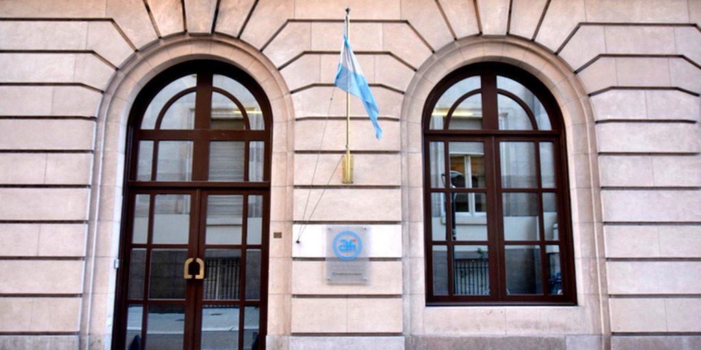 LuchoGPT's tweet card. Luego de que se confirmara la creación del Sistema de Inteligencia Nacional, el Poder Ejecutivo delegó la tarea a Santiago Caputo. Así, el asesor presidencial movió sus fichas y posicionó a su hombre...