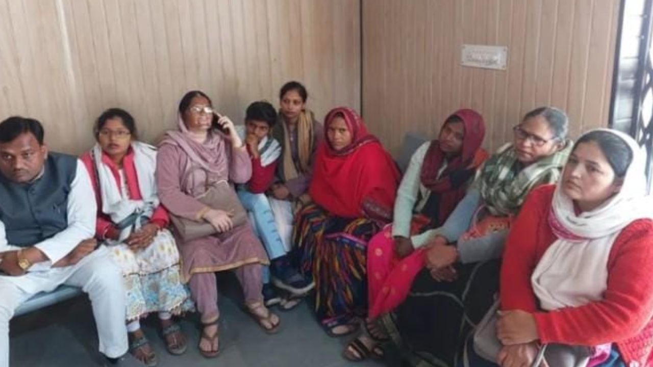 DNHindi's tweet card. सोनभद्र के बभनौली गांव में आयोजित 'चंगाई सभा' को लेकर धर्म परिवर्तन के आरोपों से माहौल तनावपूर्ण हो गया। हिंदू संगठनों ने सभा का विरोध किया तो पुलिस ने पास्टर और उनकी पत्नी को हिरासत में लिया। आरोपी...