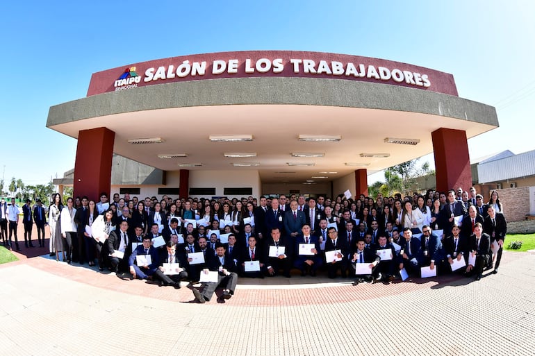 ABCDigital's tweet card. El inesperado desenlace del polémico concurso de la Itaipú Binacional, con la destitución de los 185 seleccionadas en su último concurso, generó el rechazo de estas personas que anuncian movilizaci...