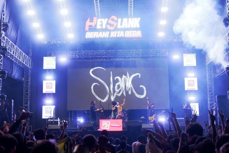 EVENT_INDONESIA's tweet card. 🎸 SLANK X HS “BERANI KITA BEDA TOUR”: Saat Musik, Kreativitas, dan Energi Muda Meledak di Panggung Nusantara Yogyakarta — Slank kembali membuktikan kalau mereka bukan cuma legenda, tapi juga simbol...