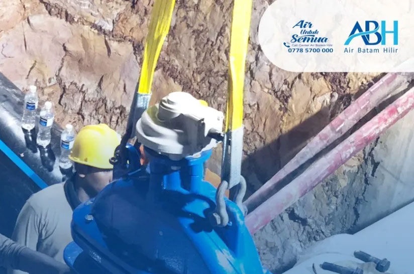 BatamPos's tweet card. batampos – PT Air Batam Hilir (ABHi) mengumumkan rencana pekerjaan terencana berupa pemasangan flow meter berdiameter 600 milimeter di kawasan depan Rusun Muka Kuning. Pekerjaan ini dilakukan untuk...