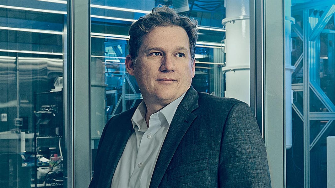 Forbes's tweet card. Investors are throwing money at quantum startups. Maybe they should be looking at a more venerable player that has a lot of practice building things.