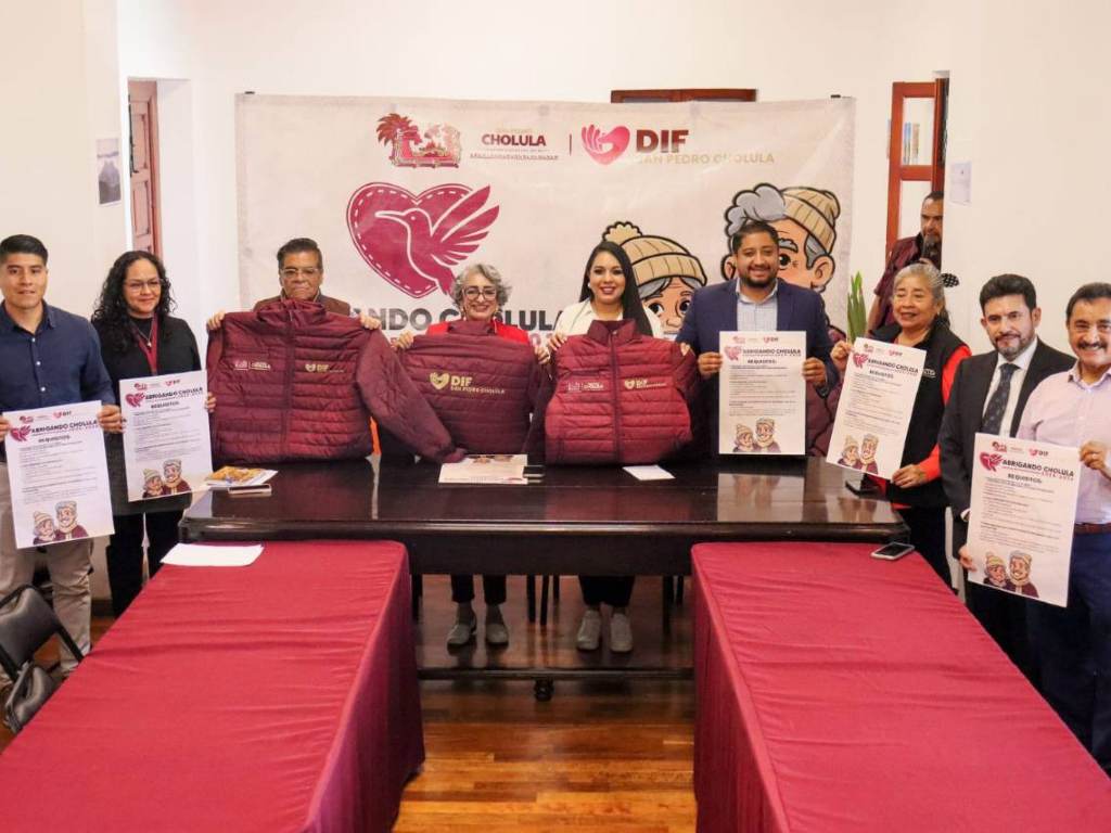 AlcanceDiario's tweet card. San Pedro Cholula, presentó la segunda edición de “Abrigando Cholula”, para adultas mayores y población en situación de vulnerabilidad.