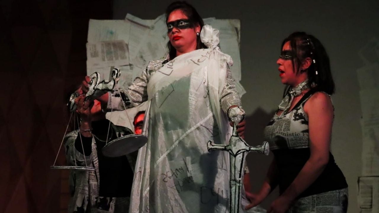 LsrHidalgo's tweet card. Rebeca Aladro devela placa por las 100 representaciones de la obra “Entre lo Legal y lo Justo” de la Compañía de Teatro del máximo tribunal del estado