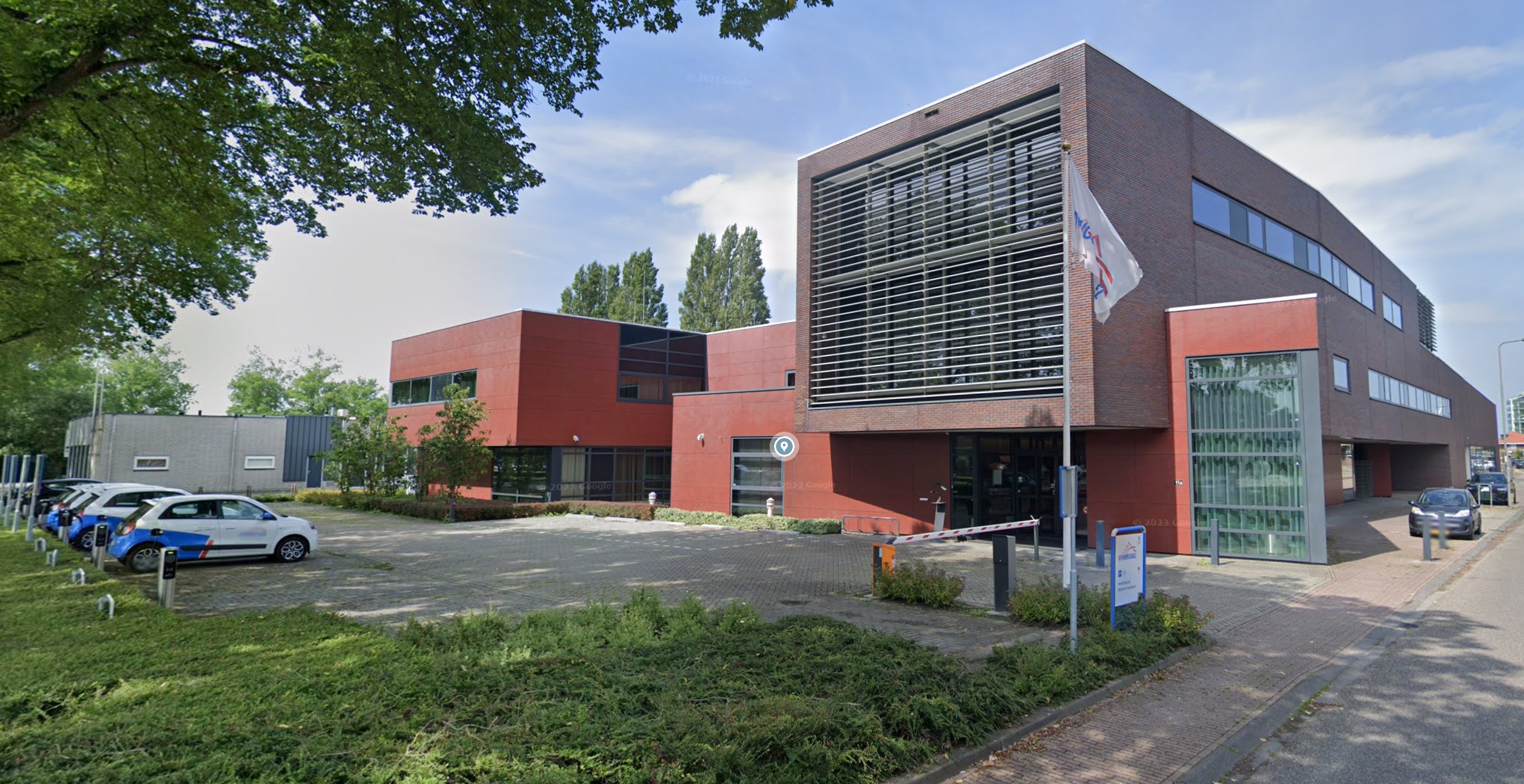 RTVWF's tweet card. De Woonschakel volgt niet de stap die een Woningbouwvereniging in Friesland heeft genomen om in haar huurwoningen thuisaccu's te plaatsen.