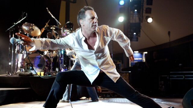 NPORadio2's tweet card. Aan verdrietige muziek geen gebrek: talloze nummers komen voort uit tijden van pijn, gebroken harten en misère dat het bijna onwennig lijkt om te zingen over voorspoed. Simple Minds deed dat in 1985...