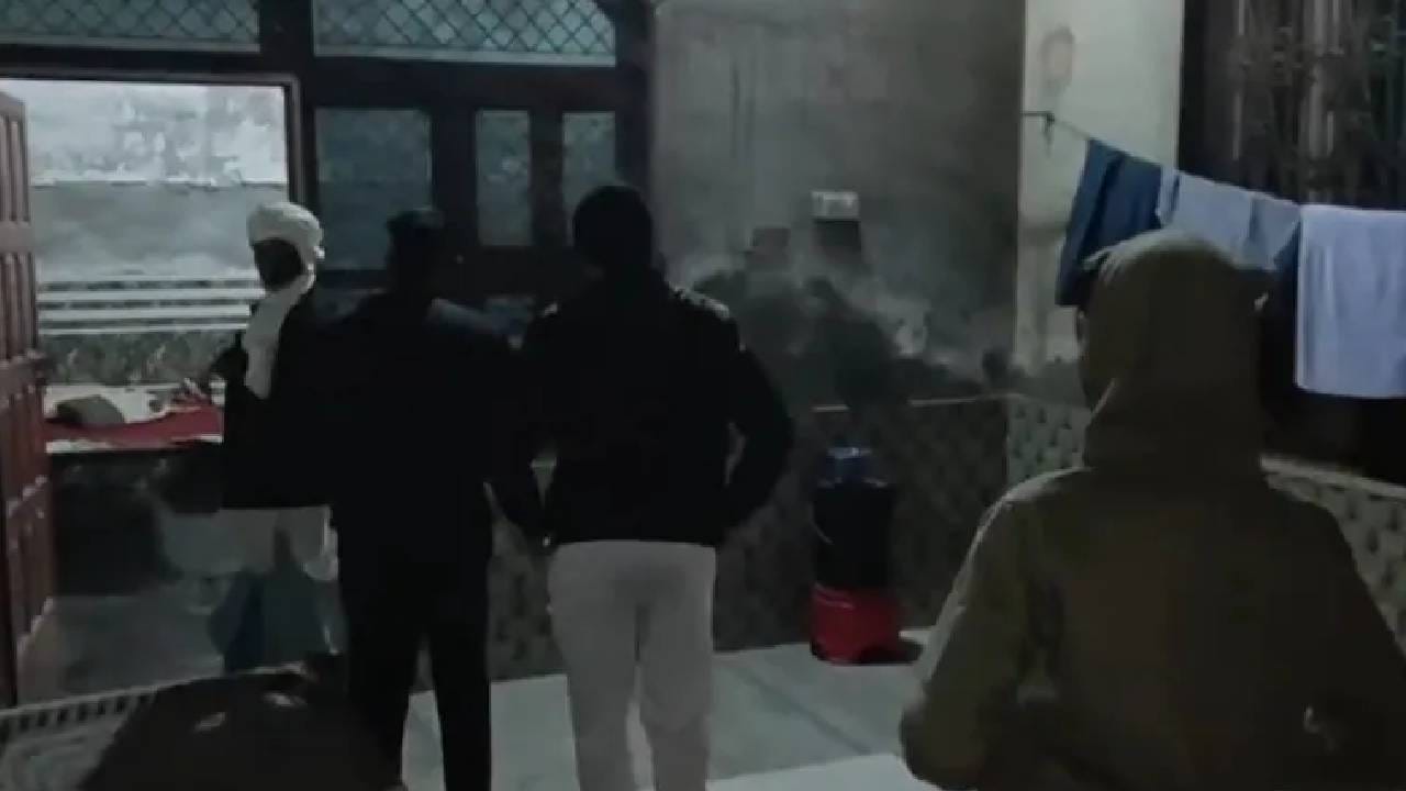 tv9kannada's tweet card. ಪಾಕಿಸ್ತಾನದ ಗುಪ್ತಚರ ಸಂಸ್ಥೆ ಐಎಸ್‌ಐಗೆ ಬೇಹುಗಾರಿಕೆ ಮತ್ತು ಮಾಹಿತಿ ರವಾನಿಸಿದ ಆರೋಪದ ಮೇಲೆ ಗುರುಗ್ರಾಮದ ವಕೀಲನನ್ನು ಬಂಧಿಸಲಾಗಿದೆ. ಬಂಧಿಸಲಾಗಿರುವ ವಕೀಲ ಎರಡು ಬ್ಯಾಂಕ್ ಖಾತೆಗಳನ್ನು ಹೊಂದಿದ್ದ. ಮತ್ತು ಹಣ ಪಡೆಯಲು ಏಳು ಬಾರಿ ಅಮೃತಸರಕ...