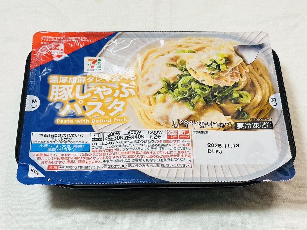NguyetMadding's tweet card. セブンイレブンの「豚しゃぶパスタ」を食べました。「豚しゃぶパスタ」は、セブンイレブンが2025年11月25日より発売した冷凍の豚しゃぶパスタです。 セブンイレブンの「豚しゃぶパスタ」は美味しい？　それともまずい！？ 「豚...