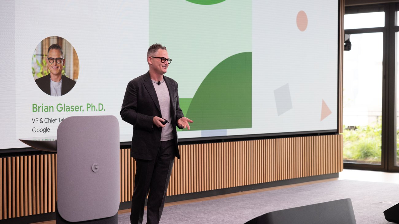 NewsFromGoogle's tweet card. An overview of the new course from The Google School for Leaders that helps all managers build high-performing teams.