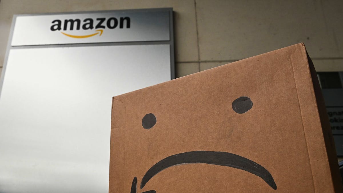 lessentielde's tweet card. Der Sozialplan bei Amazon wirft die Frage nach der Zukunft der Aufenthaltstitel einiger betroffener Mitarbeiter auf.