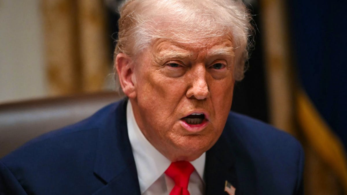 lessentielde's tweet card. Trump ist selten zimperlich bei Attacken auf Andersdenkende. Am Ende einer langen Kabinettssitzung zeigt er sich besonders über eine kleine Gruppe von Migranten erzürnt.