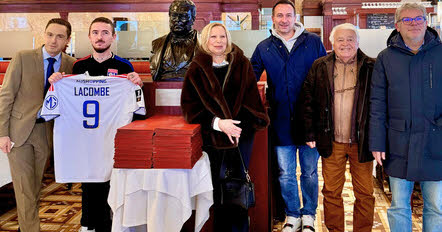 Le_Progres's tweet card. Bernard Lacombe, figure du football lyonnais, se voit attribuer en hommage une table à la Brasserie Georges, mythique établissement lyonnais.