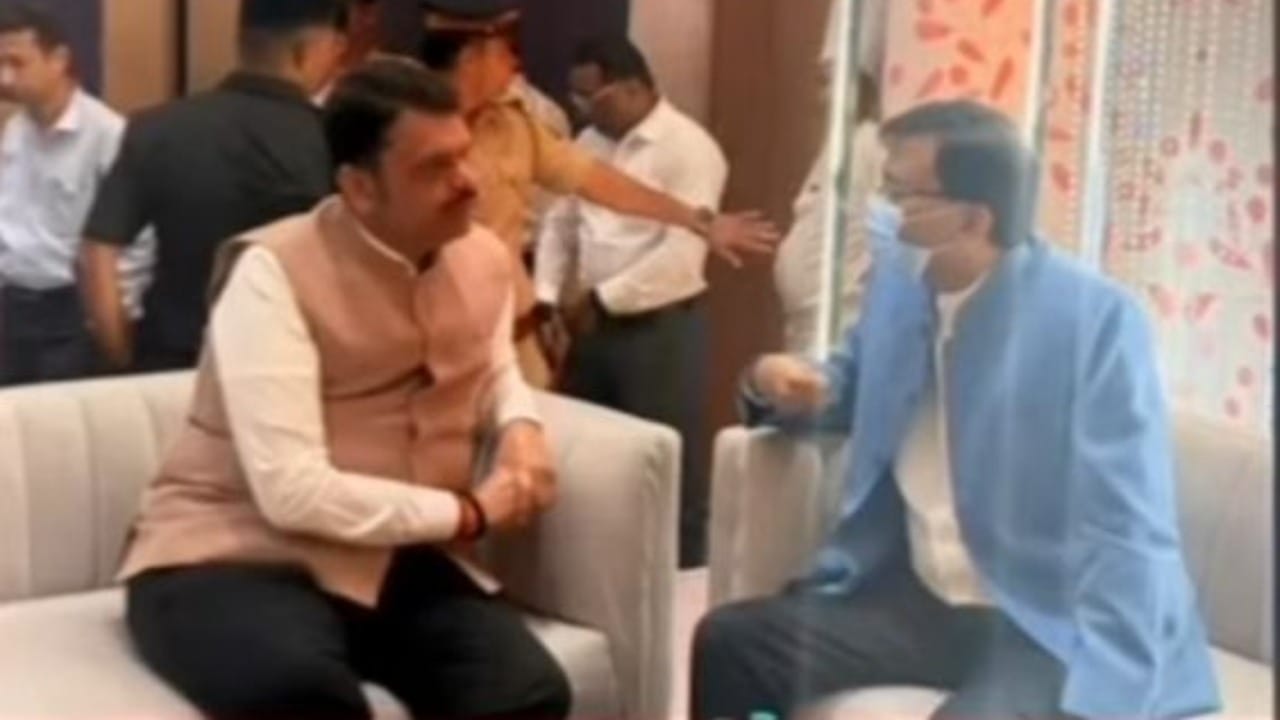 TV9Marathi's tweet card. देवेंद्र फडणवीस यांनी कोणताही राजकीय मतभेद न ठेवता, सर्वप्रथम संजय राऊत यांच्या प्रकृतीची विचारपूस केली.  अलीकडेच प्रकृती अस्वास्थ्यामुळे राऊत हे विश्रांतीवर होते, त्या पार्श्वभूमीवर फडणवीस यांनी...