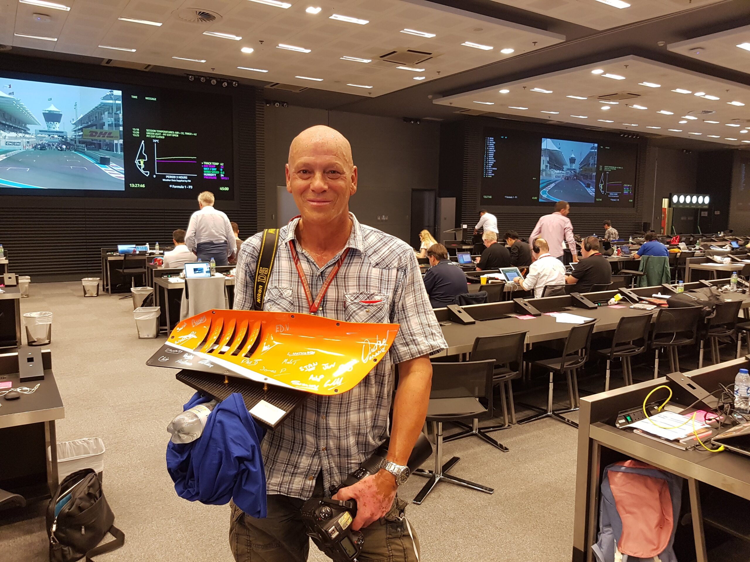 Formule1's tweet card. FORMULE 1 Magazine en de FIA organiseren als eerbetoon aan de overleden fotograaf Peter van Egmond een internationale fotowedstrijd.