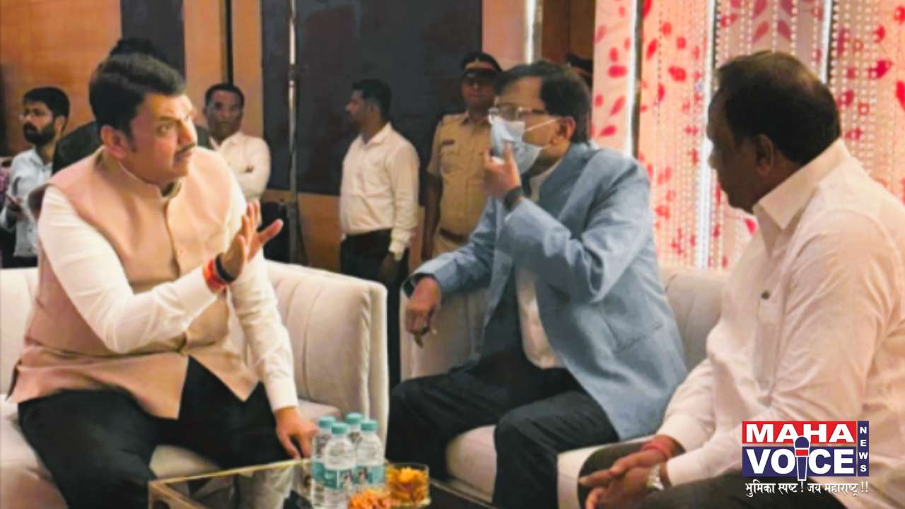MahaVoiceNews's tweet card. Devendra Fadnavis Meets Sanjay Raut | राज्याचे उपमुख्यमंत्री देवेंद्र फडणवीस आणि ठाकरे गटाचे खासदार संजय राऊत यांची भेट झाल्याची माहिती समोर आली...