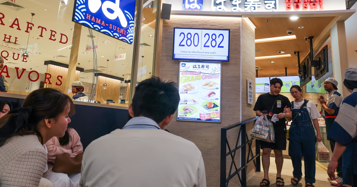 NguyetMadding's tweet card. タイの寿司（すし）人気を取り込もうと、日系企業や現地勢が出店を競っている。11月末にゼンショーホールディングス（HD）傘下の「はま寿司」が初出店し、セブン―イレブンも店内出店を拡大する。先行する「スシロー」は海外の営業利益率が国内を上回る。訪日旅行で舌が肥えたタイ人を巡る「すし戦国時代」の火蓋が切られた。はま寿司は11月21日、バンコク郊外の商業施設「セントラル・ピンクラオ」に東南アジア初の店