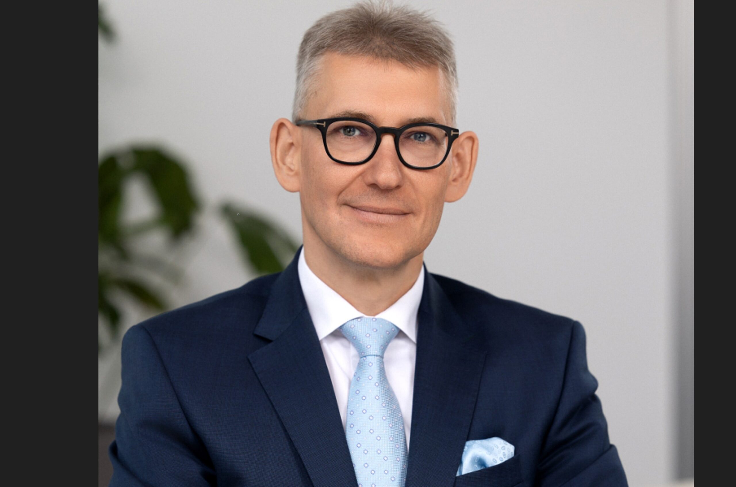 peterjancic's tweet card. “Debeljak je ugotovil, da letalo, ki ga pilotira Golob, strmoglavlja”, je ocenil Vrtovec