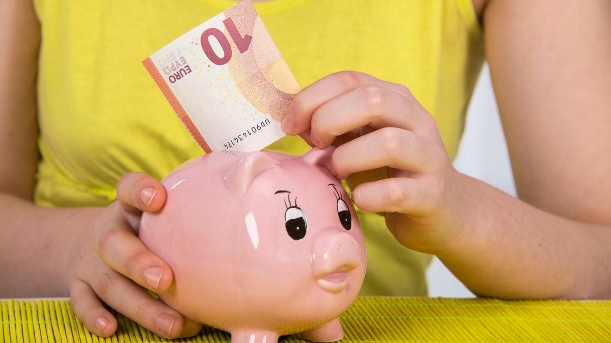 lessentielde's tweet card. Die Debatte über Taschengeld zeigt große Unterschiede in den Familien. Was ist angemessen?