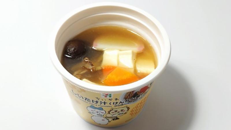 NguyetMadding's tweet card. セブン-イレブンしいたけ汁（けんちん風）しいたけの戻し汁をベースに数種類のだしを掛け合わせた旨味あるしいたけ汁です。人参やかまぼこ等の彩りを加え、けんちん汁風に仕立てました。358円（税込386.64