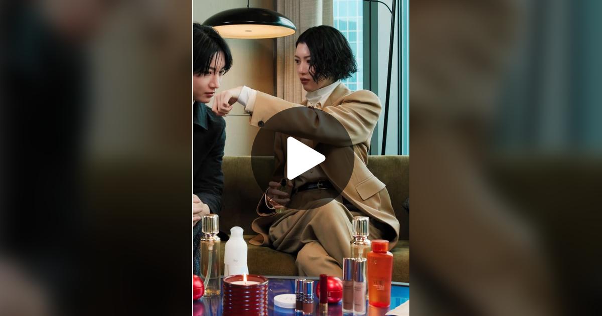 shuna_p7's tweet card. 「いいね」が139件、コメントが4件。「『VOGUE JAPAN』独自の視点でその年のベストコスメを選出する「ヴォーグ・ビューティー・アワード」（VBA）。今回は、その選考委員を務めた #三吉彩花 と #桜田通 が、自身の“2025年の推しコスメ”について語り合うビューティートークを展開。 本編はプロフィールのリンクより。」