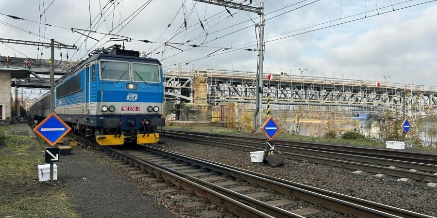 JChodounsky's tweet card. V Roudnici nad Labem v noci nákladní vlak opět strhl trakční vedení. Provoz na koridoru z Prahy přes Ústí do Německa stojí, obnoven bude až večer.