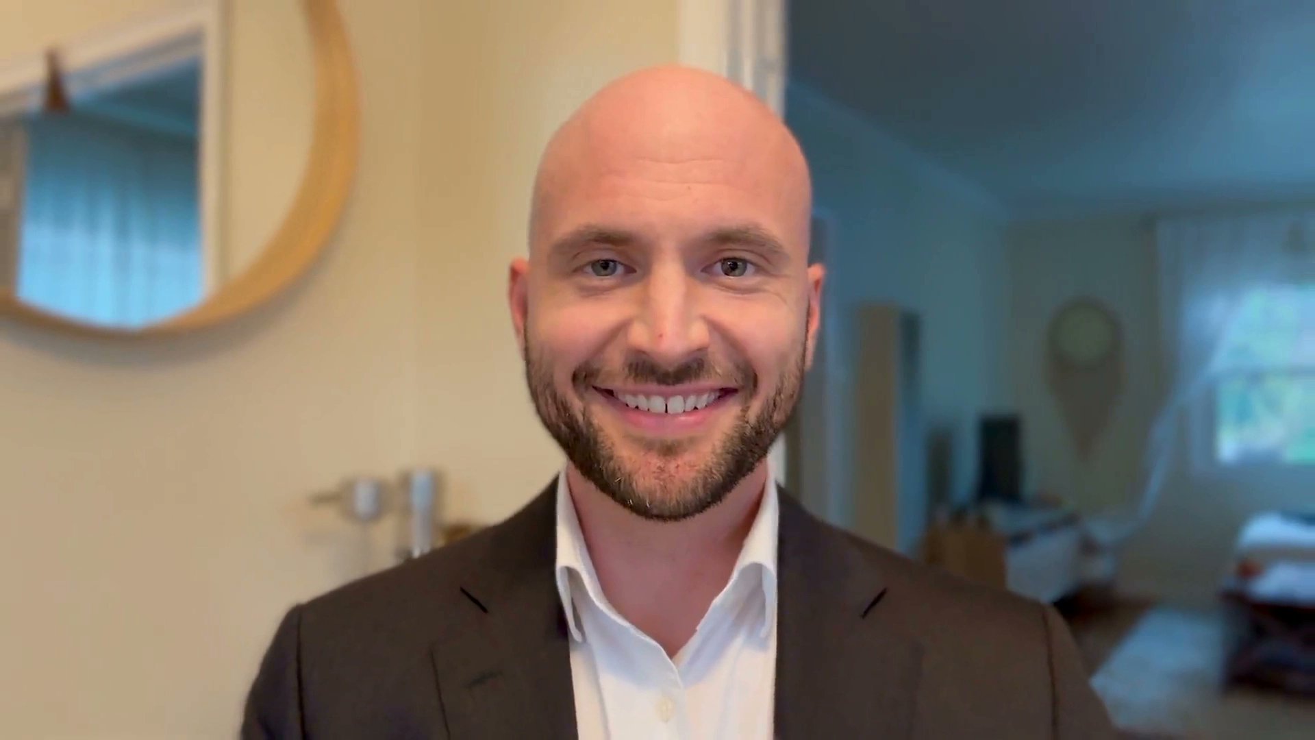 ResurgentAV's tweet card. Bobby Connors, Operations Manager and Contributor at Modern Restaurant Management, highlights the benefits of leveraging pro AV tech enhancements to improve guest experiences in hospitality.