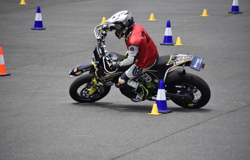 BeXgczJueIl90Rx's tweet card. タイムスケジュール｜STPP（佐賀二輪パイロン練習会）二輪車を上手く走らせたい！免許取り立てで不安なライダーこそ、STPPでスキルアップを！二輪車での事故を減らしたい！そんな想いで開催しています。