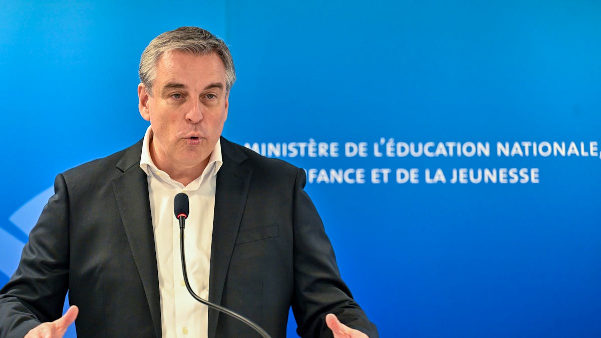 lessentielde's tweet card. Für Claude Meisch ist klar: Die digitale Konsumwelt bringt Jugendliche zunehmend in finanzielle Schwierigkeiten.